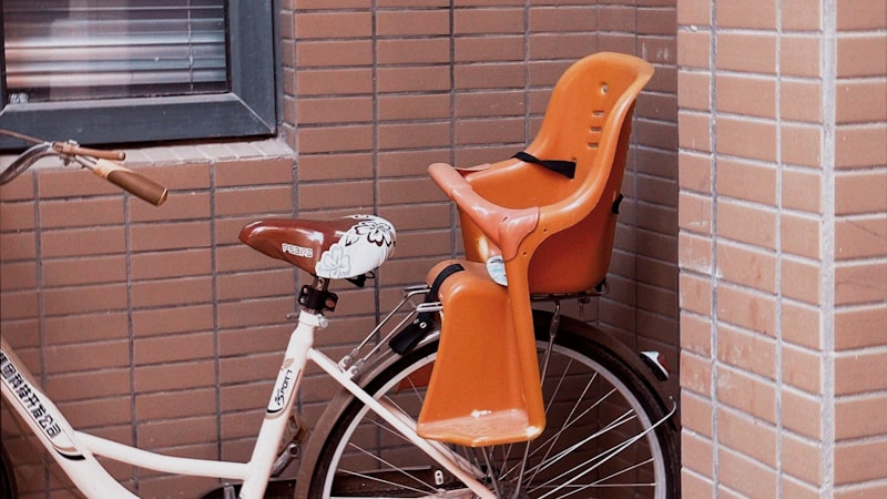 自転車のチャイルドシートが熱いときの対策まとめ|夏のやけど防止とすぐできる冷まし方